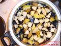 Holundergelee - Holunderbeeren und Mischobst im Kochtopf