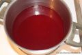 Rezept Johannisbeergelee - Saft von Johannisbeeren mit Gelierzucker in einem Kochtopf
