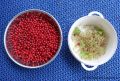 Rezept Johannisbeergelee - zwei Schalen eine mit Johannisbeeren und eine mit Abfall