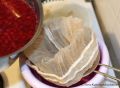 Rezept Johannisbeergelee - gekochte Früchte in ein Passiertuch geben
