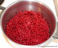 Rezept Johannisbeergelee - Johannisbeeren in einem Kochtopf