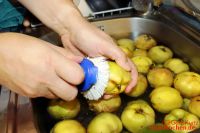 Quittengelee 5 Quitten mit einer Bürste putzen