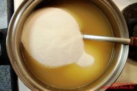 Quittengelee 66 - Gelierzucker in den Kochtopf geben
