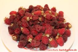 Taybeeren Tayberry Marmelade Gelee - gesammelte Taybeeren auf einem Teller