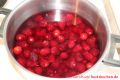 Taybeeren Tayberry Marmelade Gelee - Taybeeren im Kochtopf mit Wasser aufgefüllt