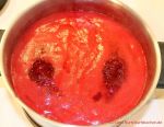 Taybeerenmarmelade - kochende Taybeeren im Top