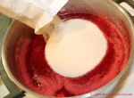 Taybeerenmarmelade - Gelierzucker zu den Taybeeren geben