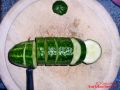 Gurken in etwa 1 cm dicke Scheiben schneiden, Blüten- und Stielansatz vorher abschneiden