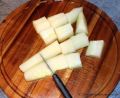 Rezept Senfgurken - die Gurken in Stücke schneiden auf einem Brett