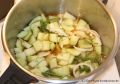 Rezept Senfgurken - Gurkenstücke im Gurkensud im Kochtopf