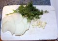 Rezept Senfgurken - Zwiebelringe und gehackter Knoblauch + Dill