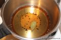 Rezept Senfgurken - Essig, Wasser, Zucker und Gewürze in einem Kochtopf