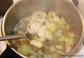 Rezept Senfgurken - Kochende Gurken im Topf mit Schöpfkelle