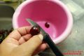 Sauerkirsche mit dem Messer entsteinen