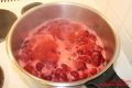 Kirschen kochen im Topf