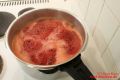 Sauerkirschen kochen im Kochtopf