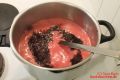 Kochendes Kirschwasser mit Zucker