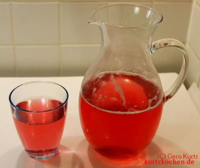 Sirup im Wasserglas und Karaffe