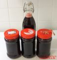 Sirup in einer Flasche und Gläsern