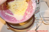 Butter selber machen - Sieb über einer Schüssel