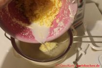 Butter selber machen - Buttermilch abgießen