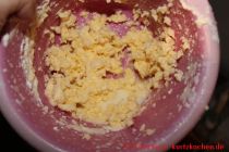Butter selber machen - Butterflocken in einer Plastikschüssel