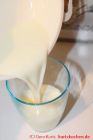 Butter selber machen - Buttermilch ins Glas gießen