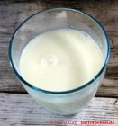 Butter selber machen - Buttermilch in einem Gefäß